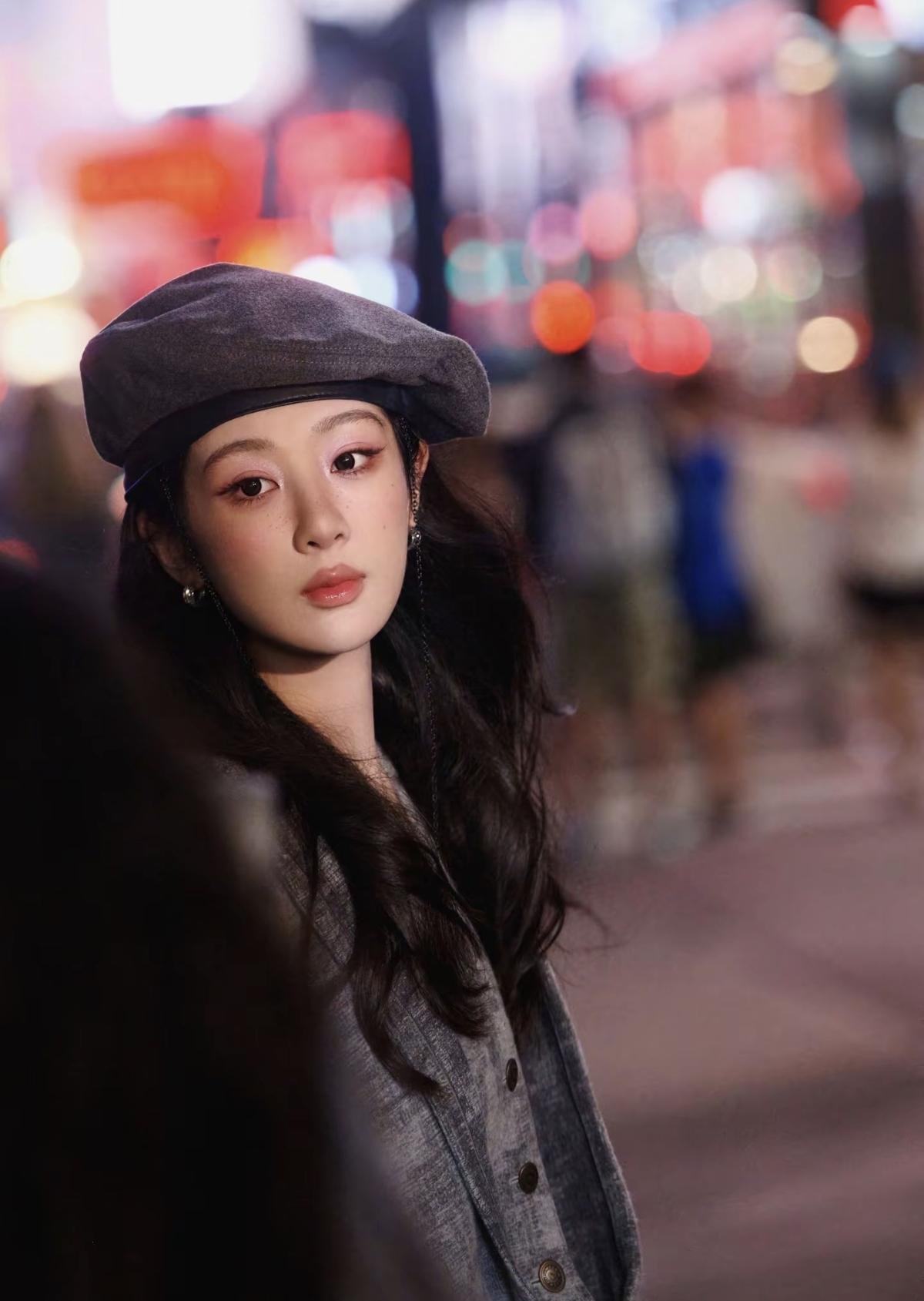 城市夜色流动，人潮往来，杨紫漫步在霓虹街头，一身灰调复古穿搭，清冷又疏离，自带一