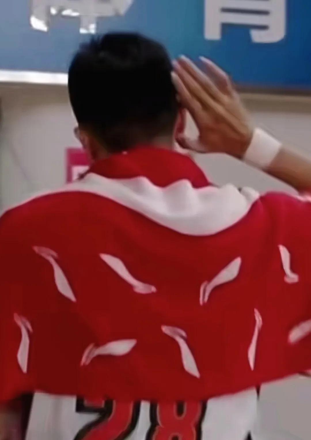 此刻，王少杰的背影是高大的。一般球队来到山西主场，心惊肉跳。其球迷素质不敢恭