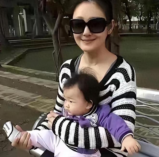 汪小菲与大的纷争仍持续不断，尽管对方已离世。近日，汪小菲带孩子游广州动物园，儿女