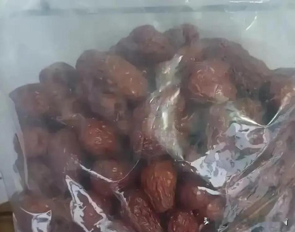 一个男的网上买了五斤红枣，咬开一看是干瘪的，申请退款钱马上就到账了。他顺嘴问商家