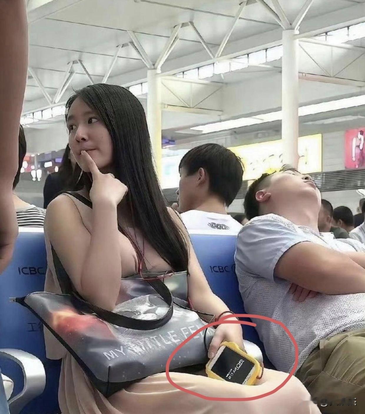 不懂就问，她在听什么⁉