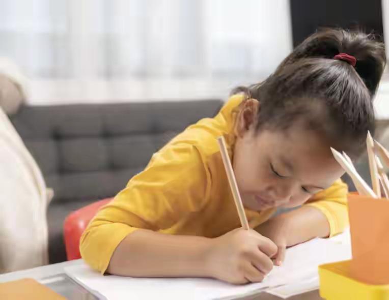 现在的小学教育，孩子上学，总要搭进一个家长十年的时间陪读，这从不是盲目内卷，而是