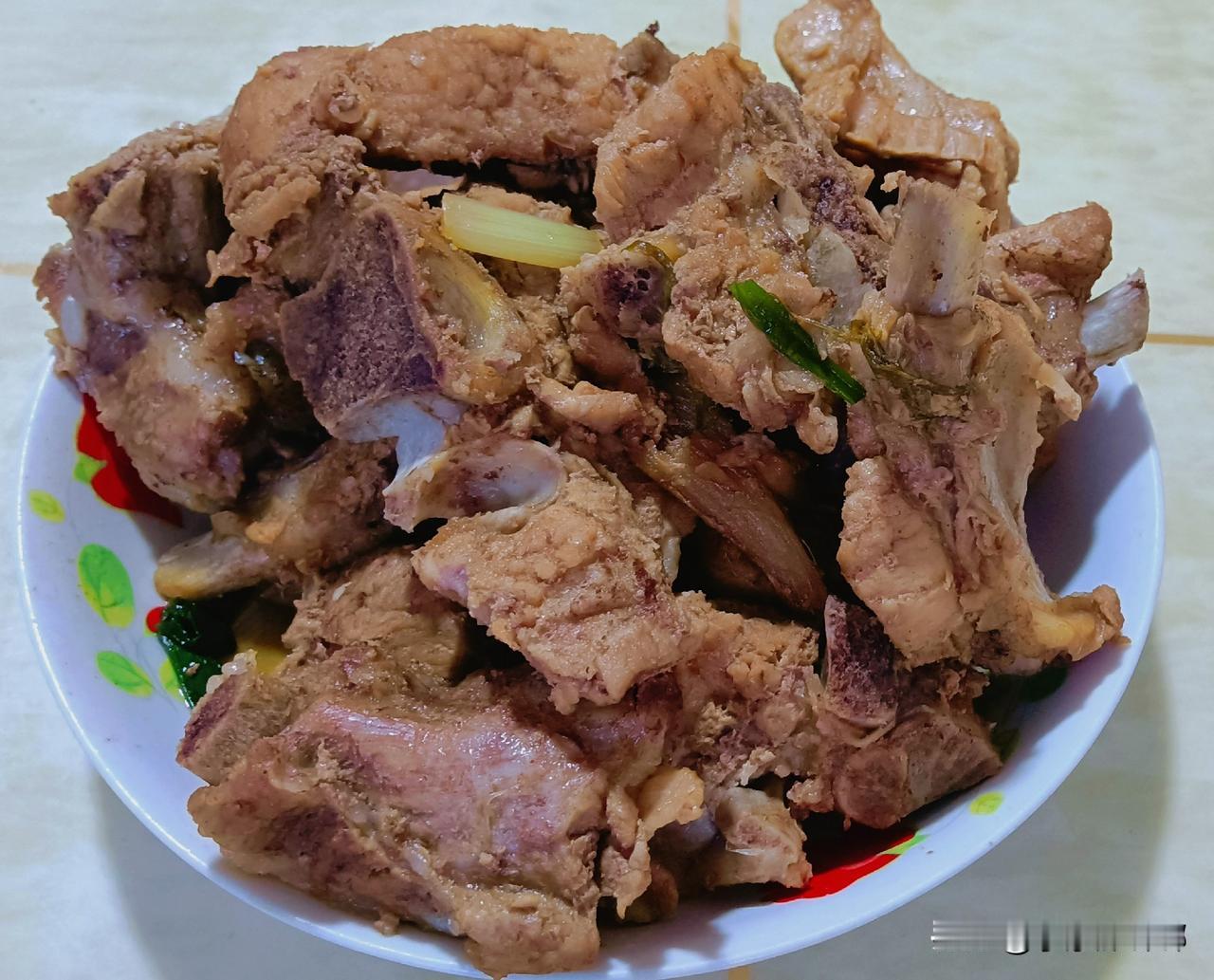 即墨农村老李家今晚财神节的晚饭。红烧排骨小白菜炒笔管鱼偏口鱼酱牛肉海