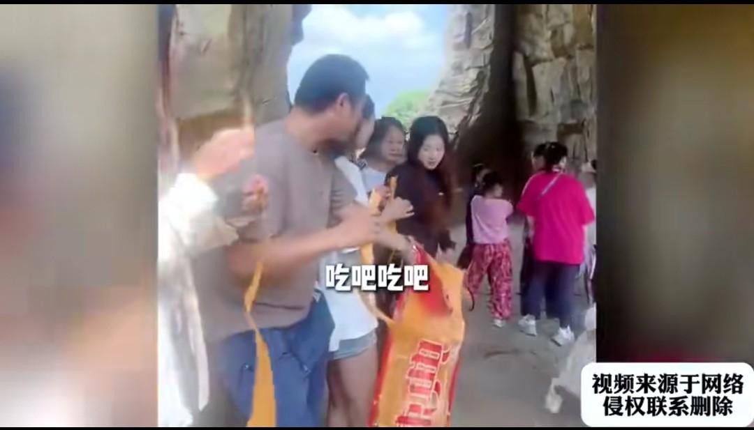 一位小哥拿出大辣片来吃，他边上的小姐姐看了好几眼，最后还是忍不住问了句：“我能吃