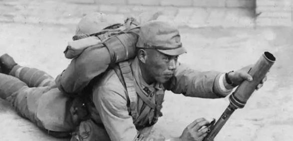 二战时日军有个大杀器叫掷弹筒，说白了就是个能随身带的超轻型迫击炮。这玩意儿射程远