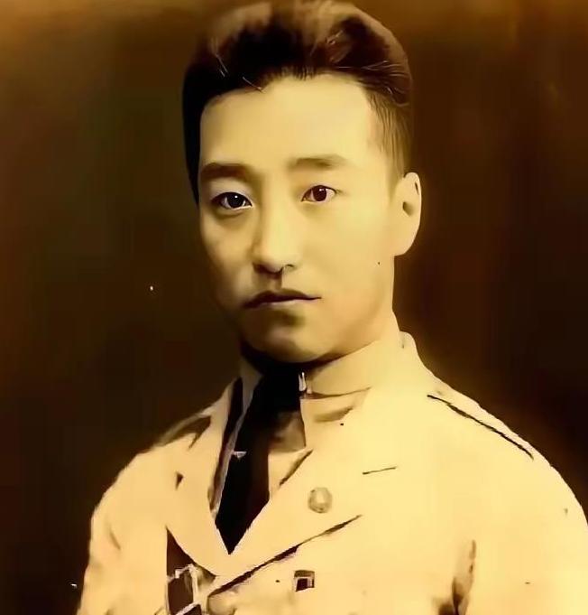 冯庸，26岁，东北军空军少将，刚接手六千万块大洋的巨额家底。全沈阳城都猜他要圈地