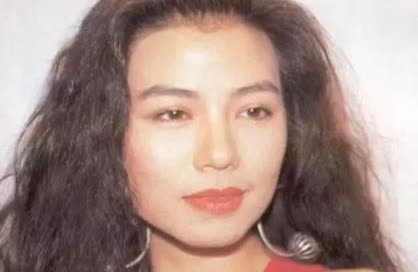1983年，一个50岁的富商掏出一张100万的支票，色迷迷地对钟楚红说:“钟小姐
