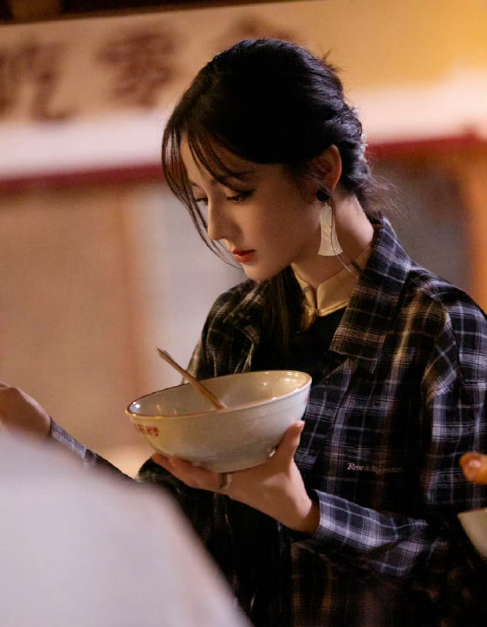 在拥挤人潮我也清晰地看到一座斑斓的宇宙