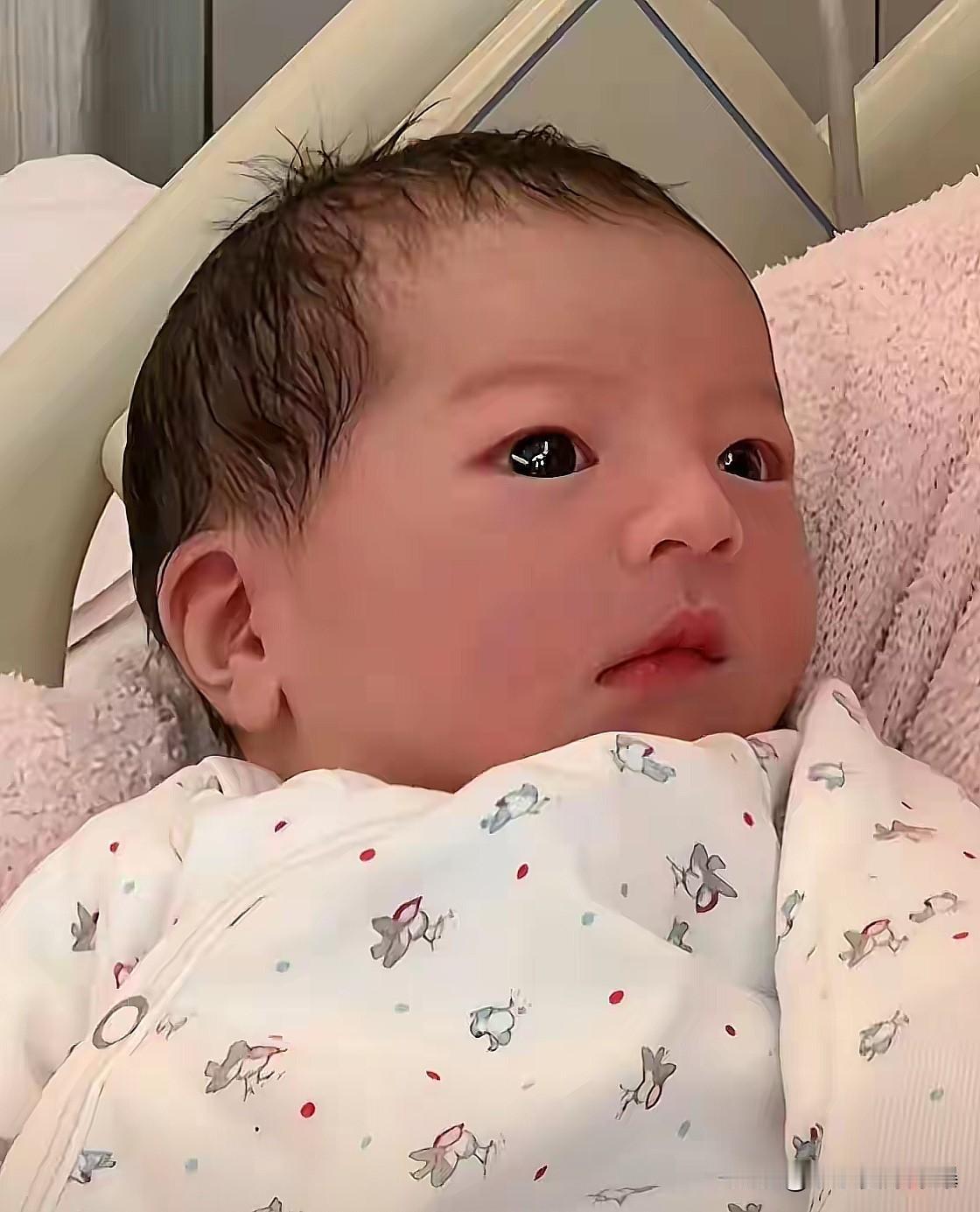 我敢打赌郭富城明天指定笑着醒不是因为又添了个小公主而是这娃长得也太招人疼了