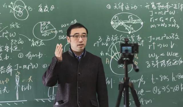 清华北大“双料学霸”李永乐，毕业后跑到人大附中应聘老师，校长看完他厚的像书一样的