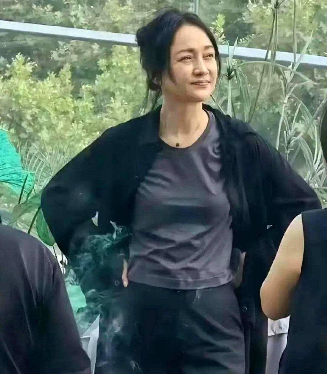 抛开身高不说，她这素颜的颜值还算同龄中比较高的，50多岁了还看起来那么有气质。