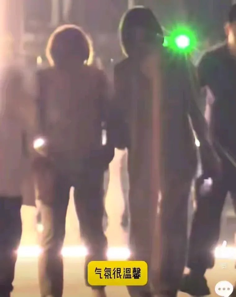 陈妍希一家三口温馨逛街被偶遇！6月5日，陈妍希登上热搜，这次不是因为庆祝42岁生