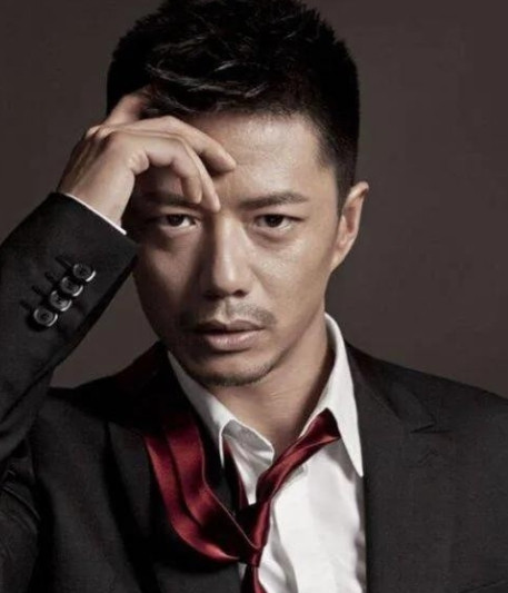 2006年，段奕宏刚进《士兵突击》的剧组，张译就悄悄把他拉到一边对他说：“你要小