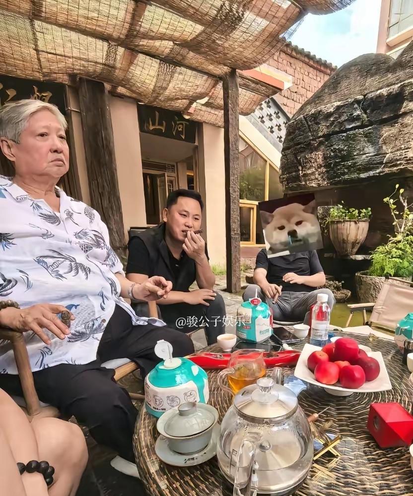 75岁的洪金宝与家人仍在云南享受假期。近日，他在一家茶庄与友人欢聚闲聊，身着一件