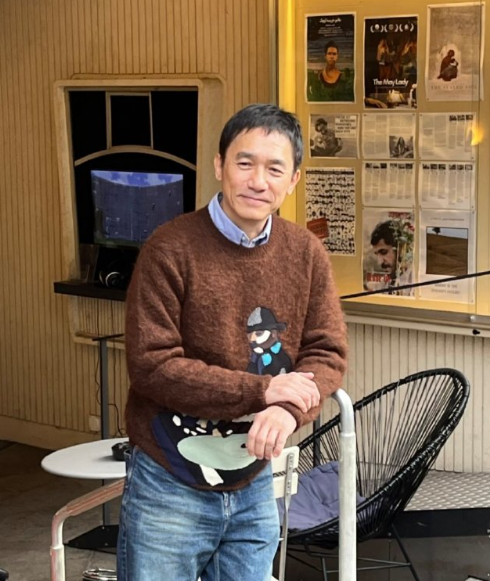 梁朝伟在瑞士一家咖啡店被偶遇，他看起来苍老了好多，整个人有点怯怯的，笑得好腼腆，