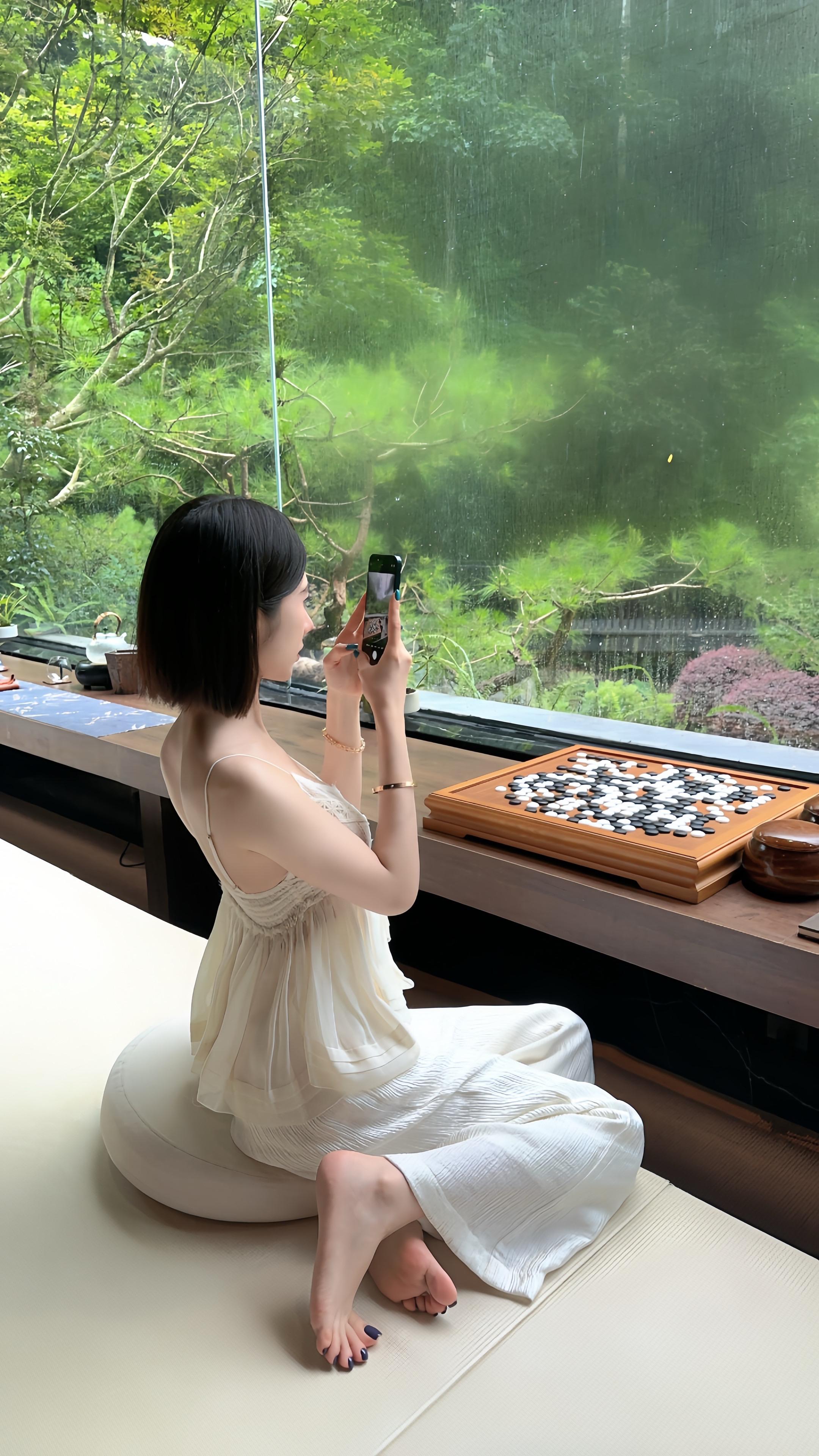 山中聽雨，林間漫步。