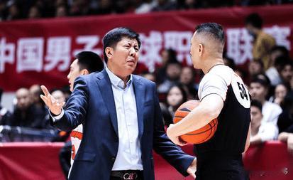 很抱歉！丁伟谈浙江队又输了：“对于球迷很抱歉。”“我们这两个主场的比赛。