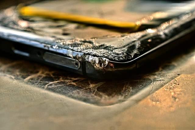 手机圈真相：不是我们怕热，是芯片在“发烧”！以前液冷散热是游戏手机专属，现在连