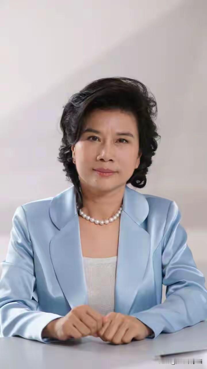 董明珠说，一定要坚守自己的信念，既然你已经选择做企业，就无怨无悔。有困难不低头，