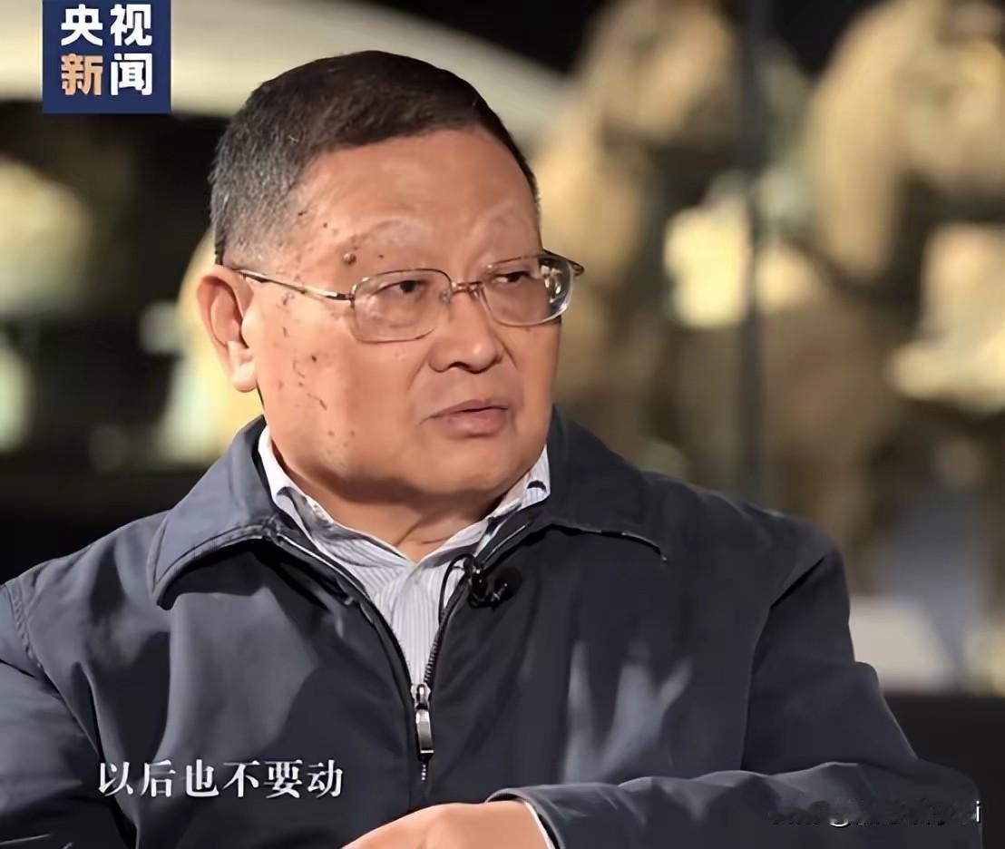 主持人问专家，秦始皇的陵什么时候能够控掘？因为里面有太多的秘密。专家说，不能主动