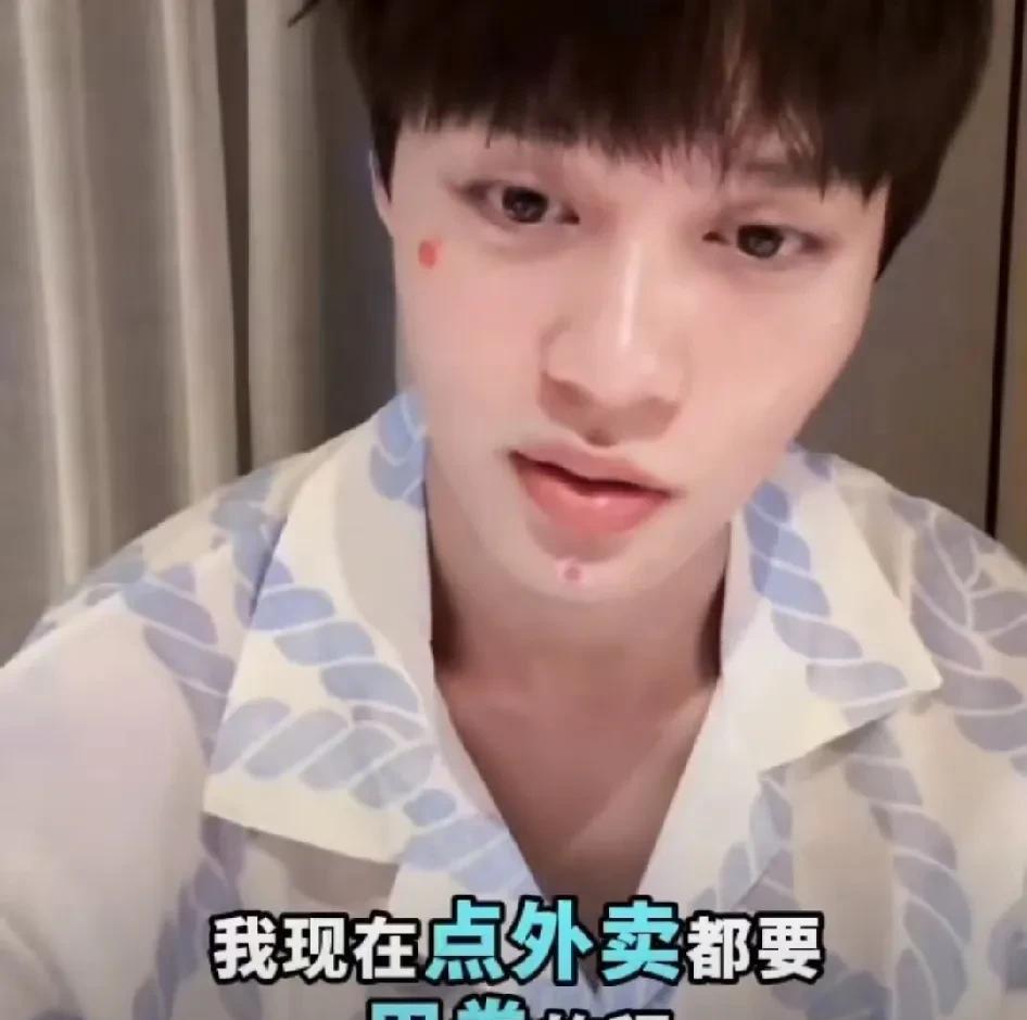 “短剧一哥”柯淳在直播时和粉丝们哭穷，说他现在经济紧张，点外卖都要用劵了，还会看