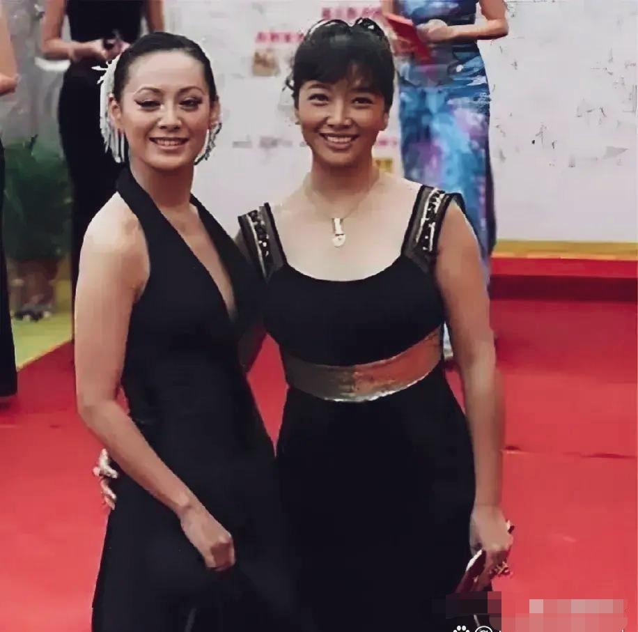 这俩人是从非洲刚回来的吧！