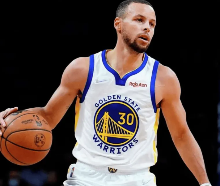 美媒BasketballForever更推表示：据报道，斯蒂芬-库里已经渐渐对