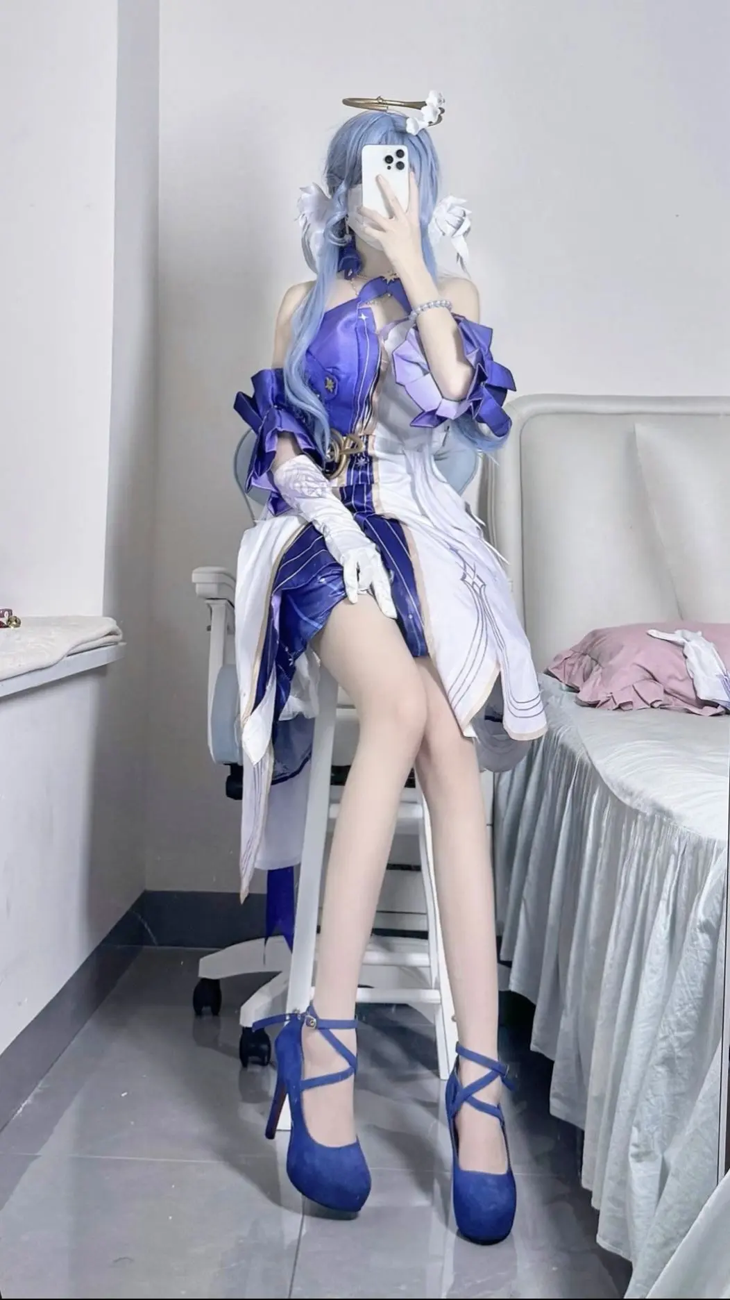 二选一。知更鸟cos