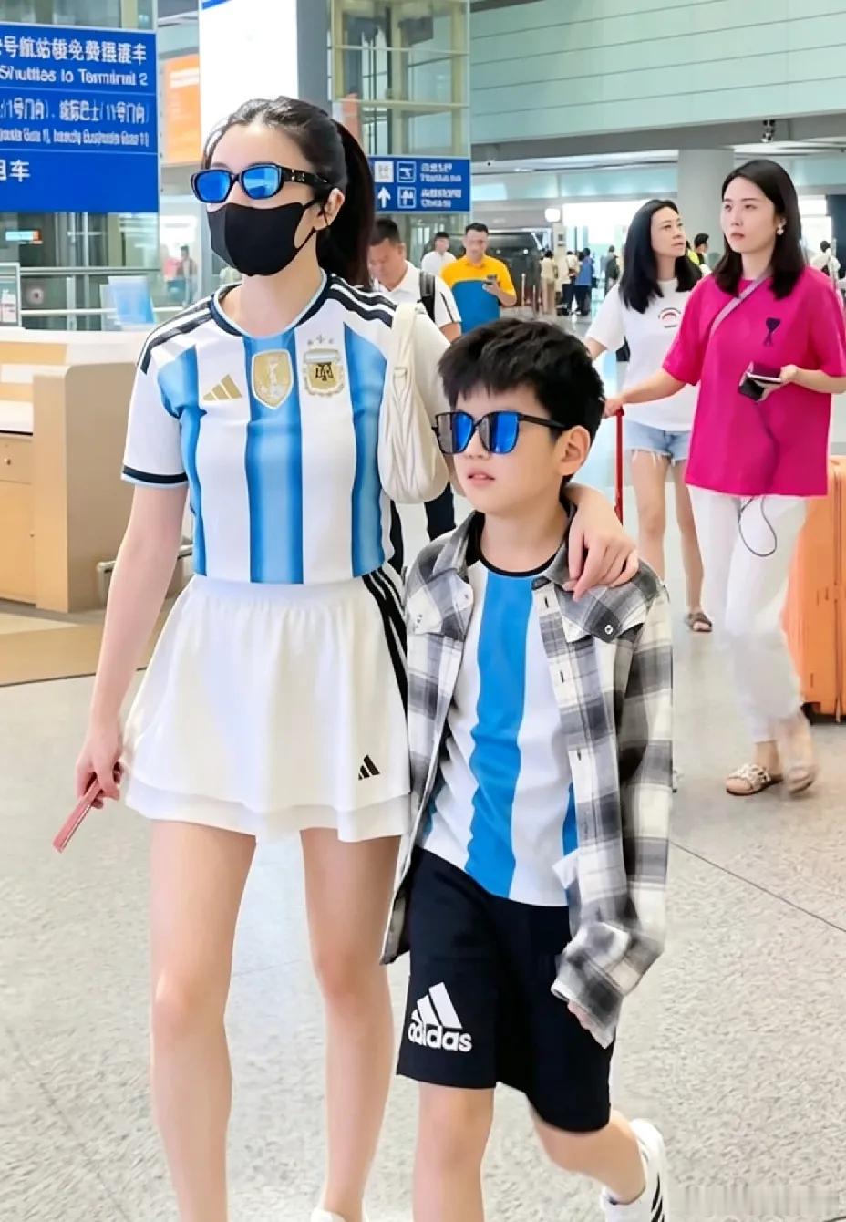 陈妍希带儿子回北京，小星星真帅，简直是迷你版的陈晓！母子俩都穿着球衣，看来小星星