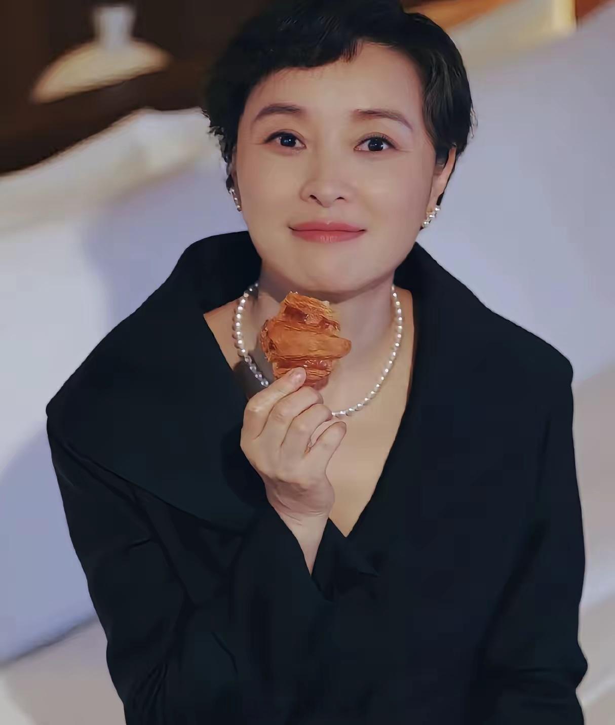 吴越说，我这辈子就谈过一次恋爱，如今54了，单身，没孩子，定居上海。好多人替我惋