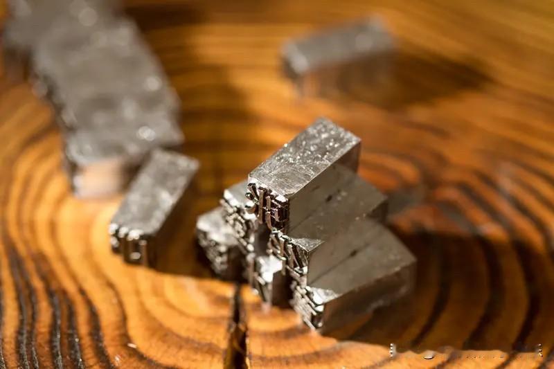 去年12月时，白银现货大幅上涨，而白银类股票股价不涨反跌，很多人抱怨大资金砸盘太