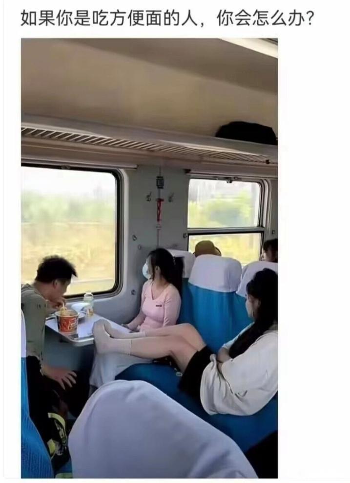 这咋的吃个泡面还有配菜？