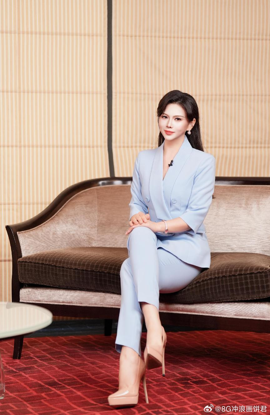 凤凰网主持人刘美希浅蓝西装加身,自带一种“温柔而有力量”的气场!主持人刘美希的