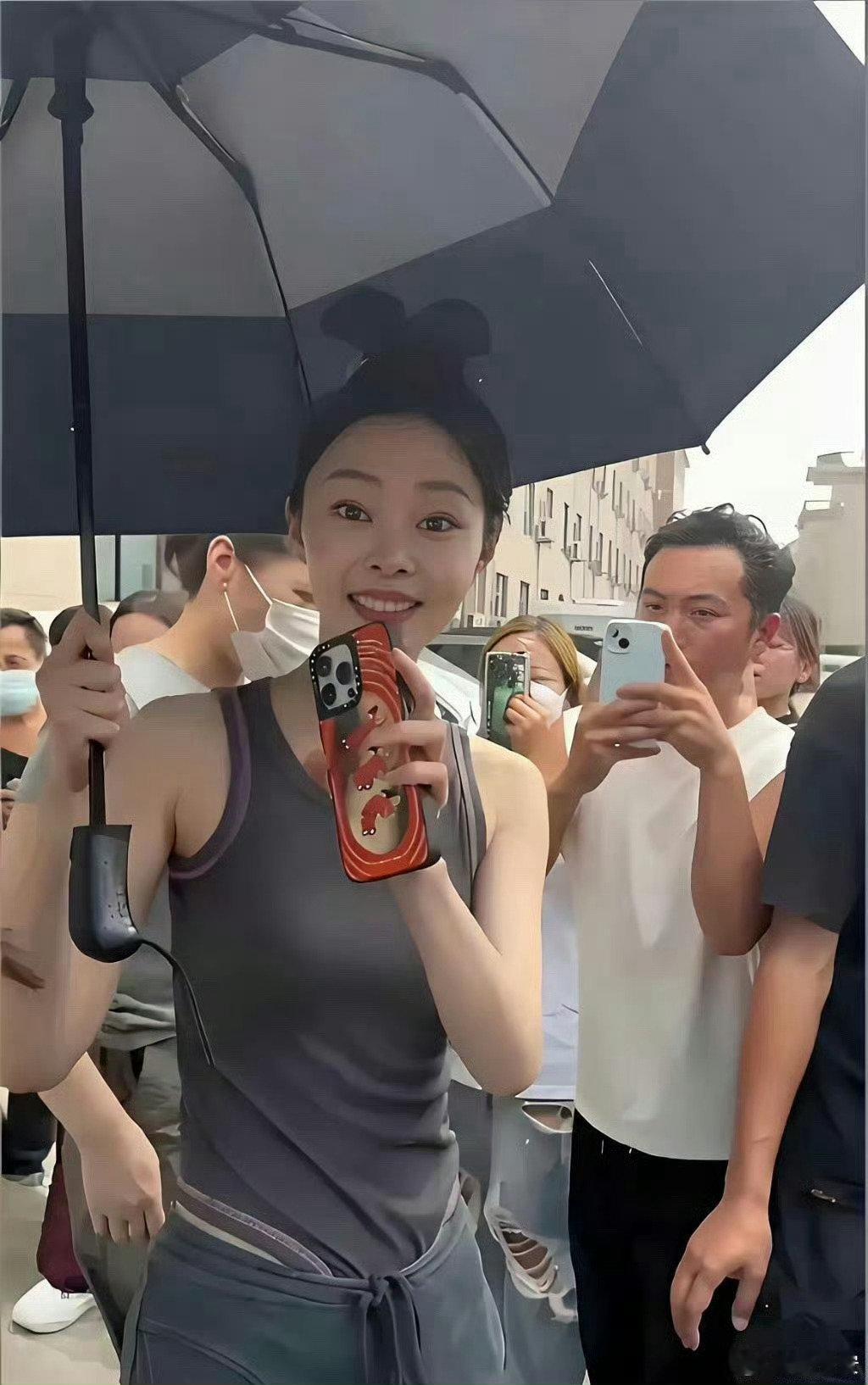 有点好奇宋轶这件衣服要怎么上厕所​