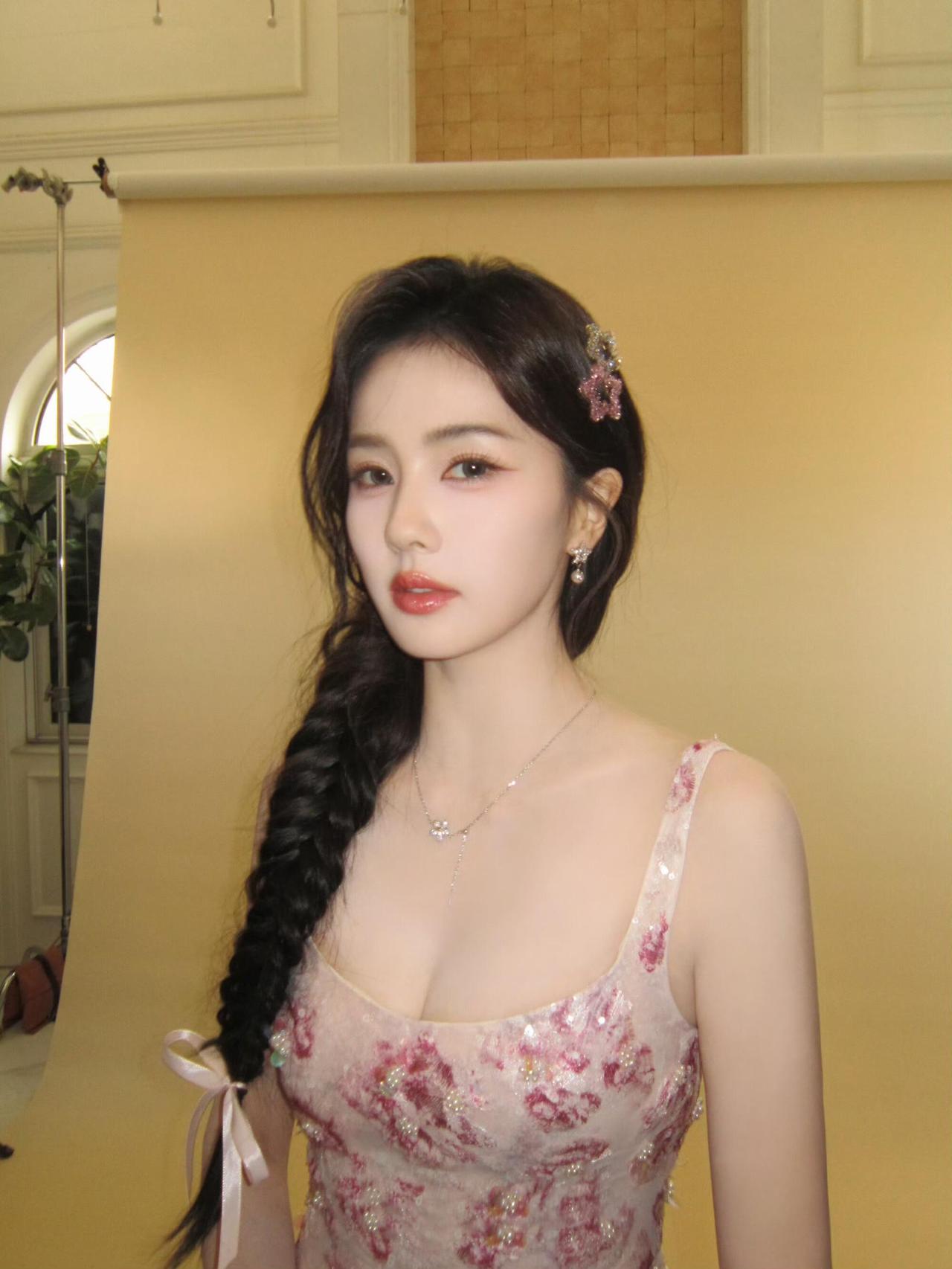 白鹿粉色好美好嫩，少女感满满
