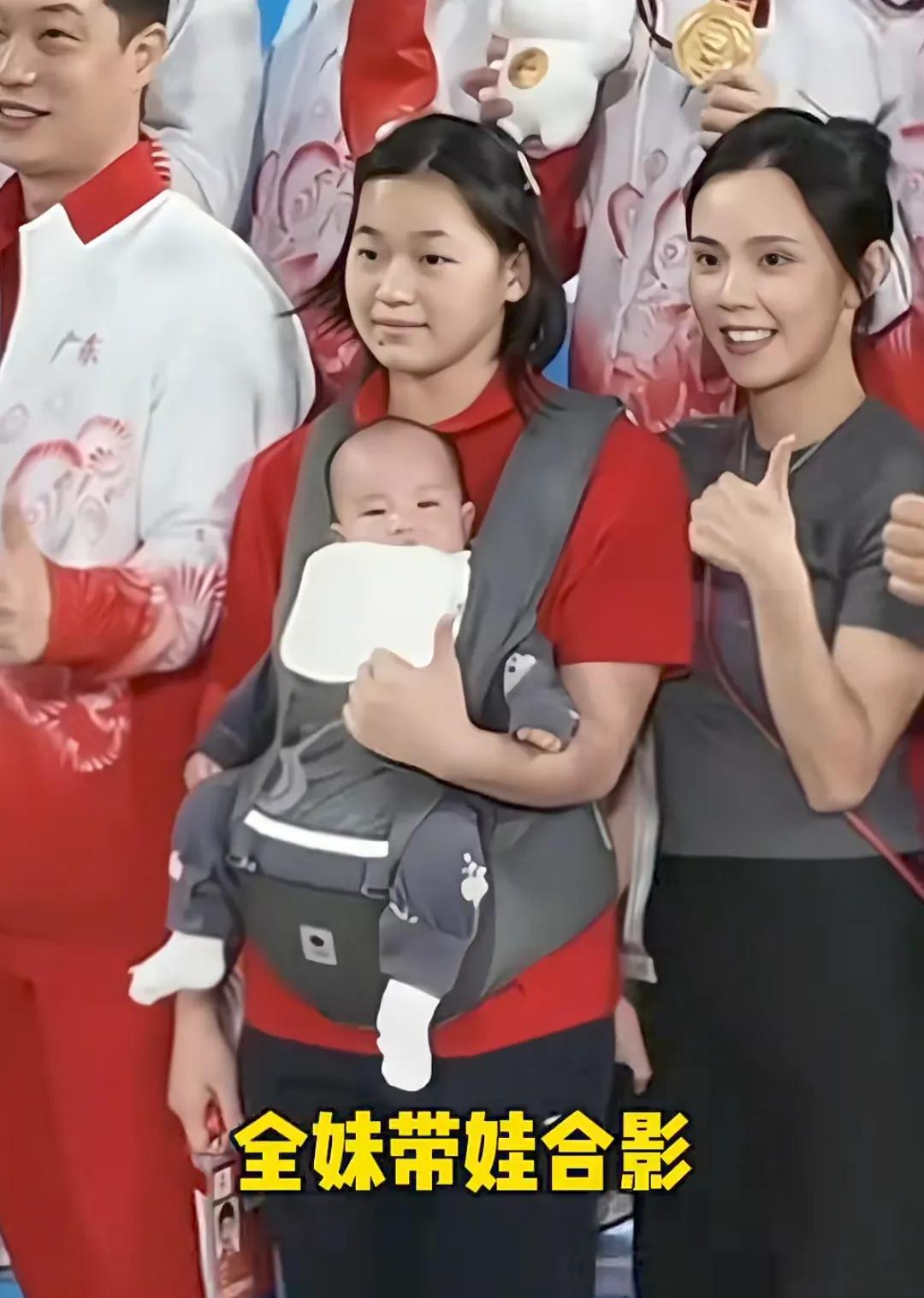 这下好了，不仅跳水队知道了，全国人民都知道了，全红婵帮师哥谢思埸带娃。