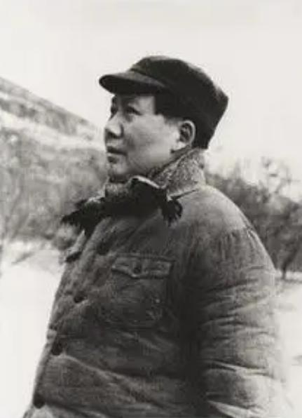 1950年1月，毛主席发布通告，废除东交民巷所有的外国驻军特权。但各国却联合抵制