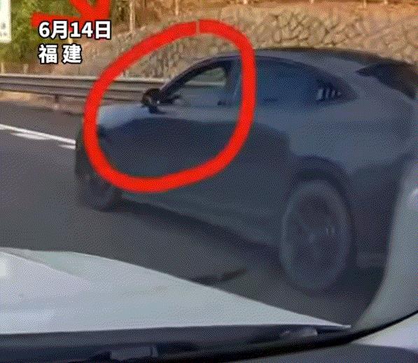 福建，一男子驾车行驶在高速上，期间一辆黑色小车便超过他并示意他停车，起初男子也有