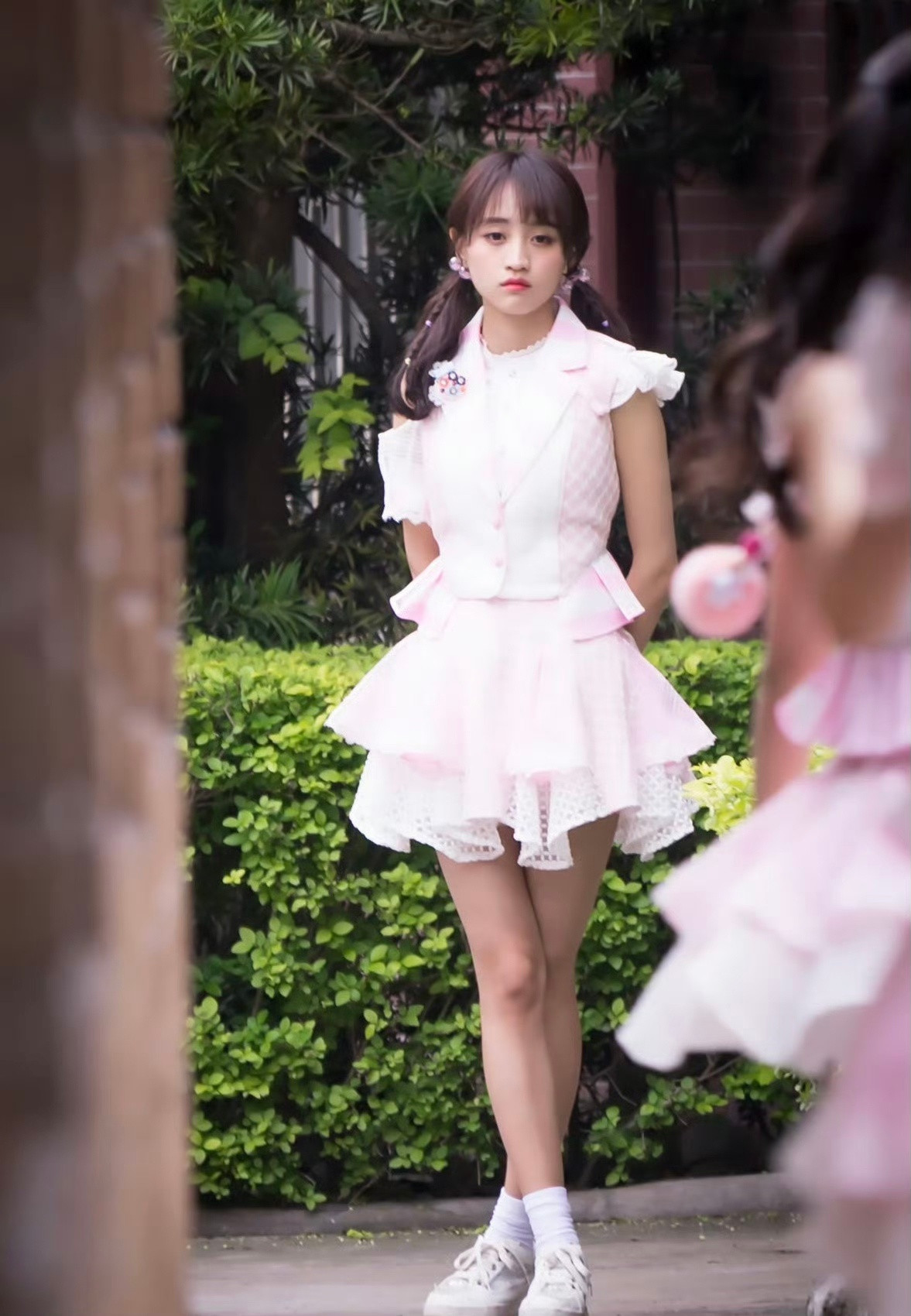 黄婷婷想站C位黄婷婷不甘心在女团镶边舞台镶边的委屈无人知晓，寒冬伴舞换来的是看不