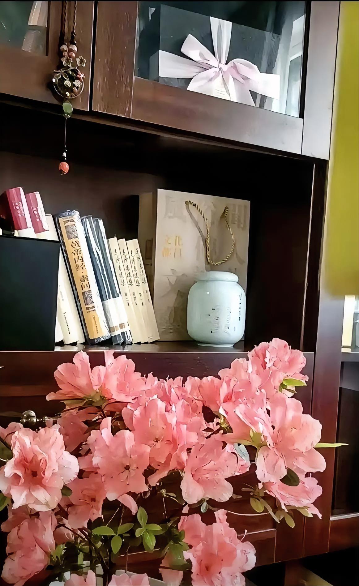 姐姐们家人们中午好，姗姗来了，聊聊都在传柴桑大姐和江九妹妹闹掰了，大姐不敢露面了