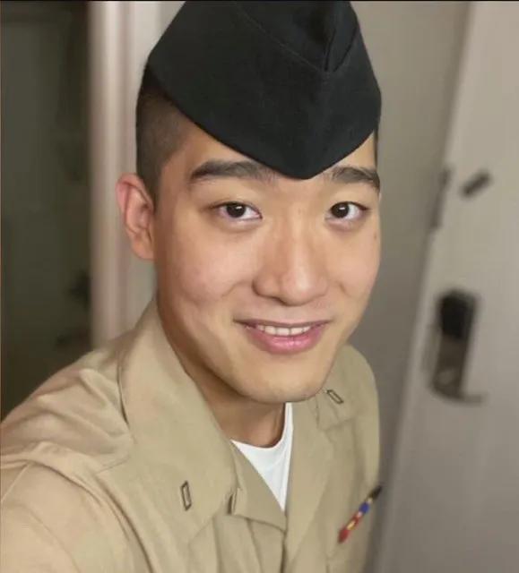 这名帅帅的小伙子叫魏金超（帕特里克·魏），25岁，前美国海军水兵，在“埃塞克斯”