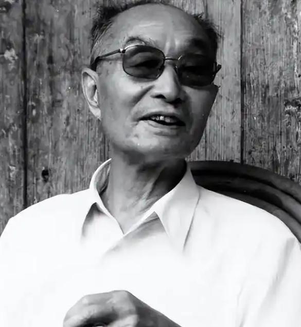 1974年国庆招待会上，张爱萍拄着双拐出现在人民大会堂，老战友宋时轮看了既高兴又