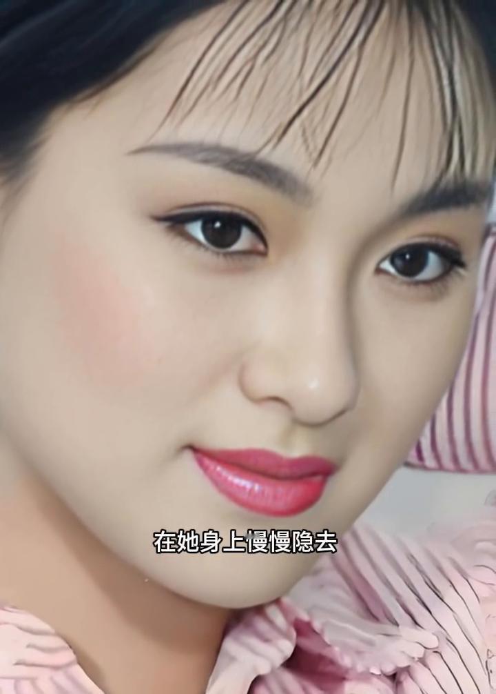 曾惊艳时光的少女模样在她身上慢慢隐去，如今她步履从容，眉目含暖，身姿间流转着光阴