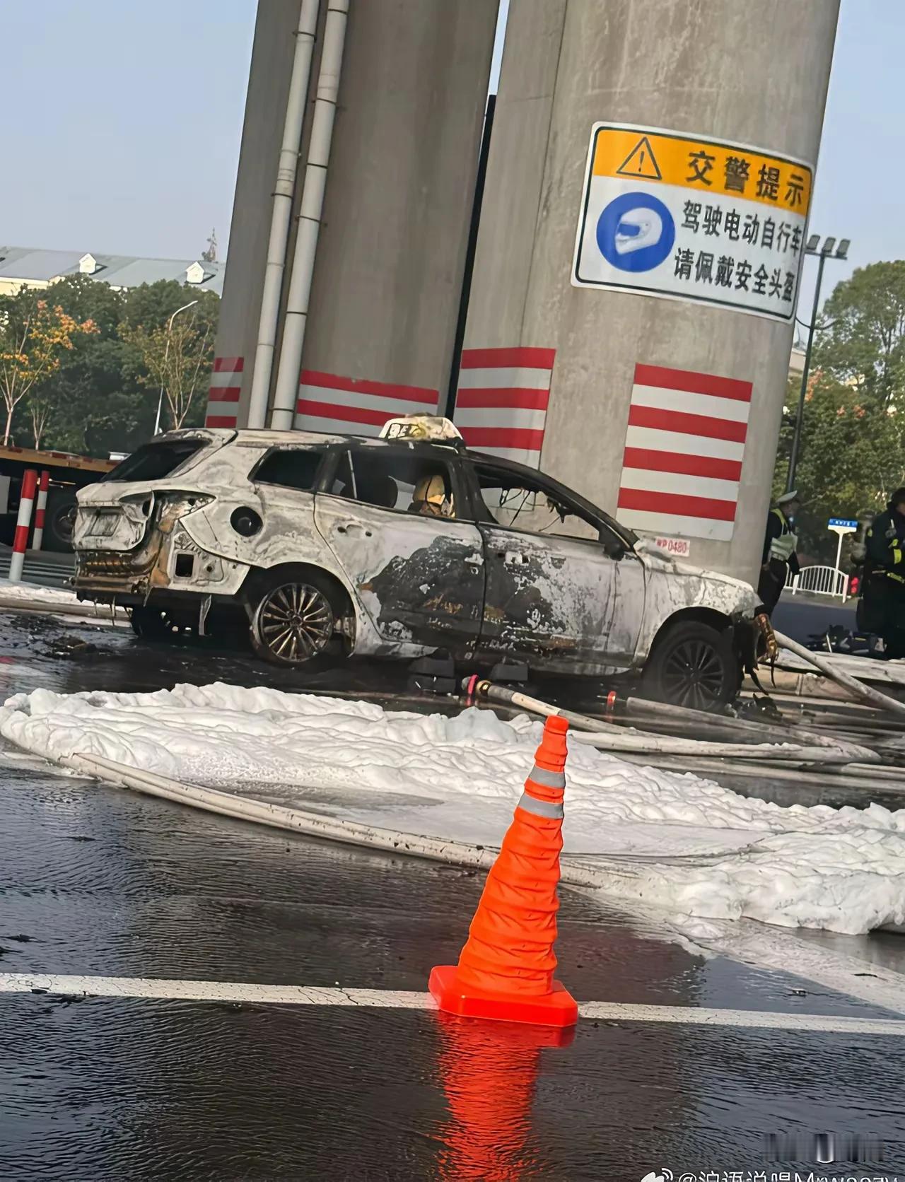 上海一新能源出租车突然行驶中起火，事发原因不明。11月2日，上海浦东新区高科中路