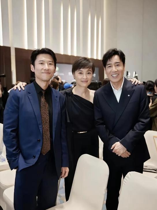 王骁、吳越和于和伟仨人站一块，就是演技派天团！照片中的王骁看着挺帅的，毕竟妈