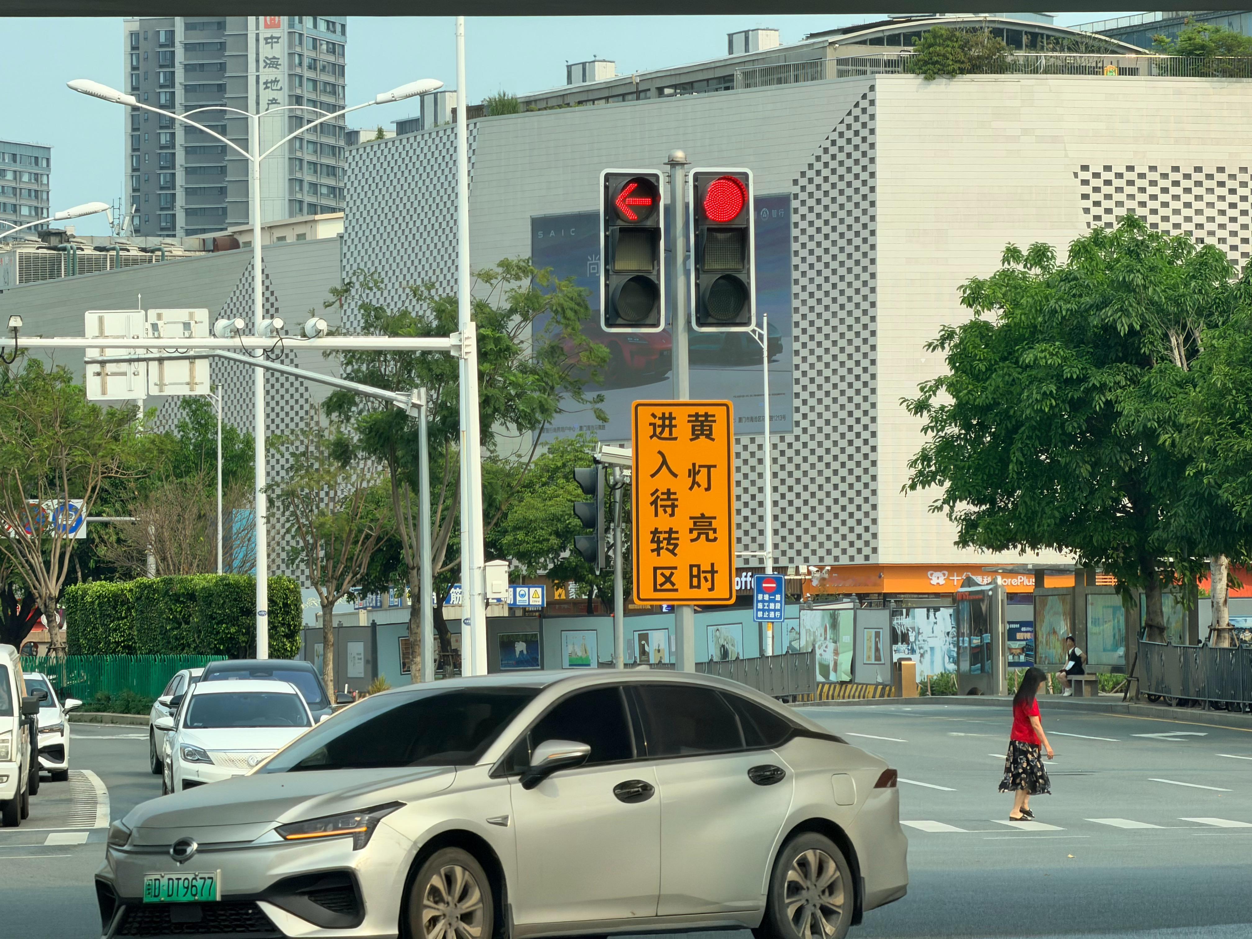 注意看牌子上的提示文字，更让我惊叹的是：可进待转的灯语是：【红黄同亮】。我国的“