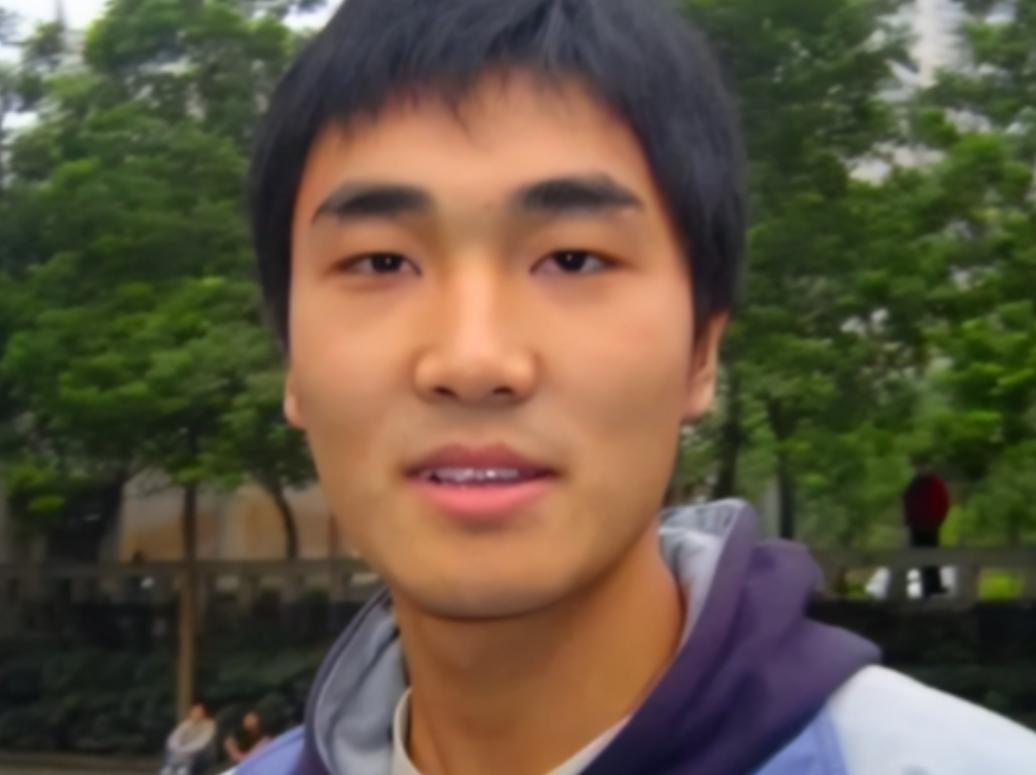“每月就给我500块，资助不起装什么孙子！”2006年，贫困大学生向海清向媒体怒