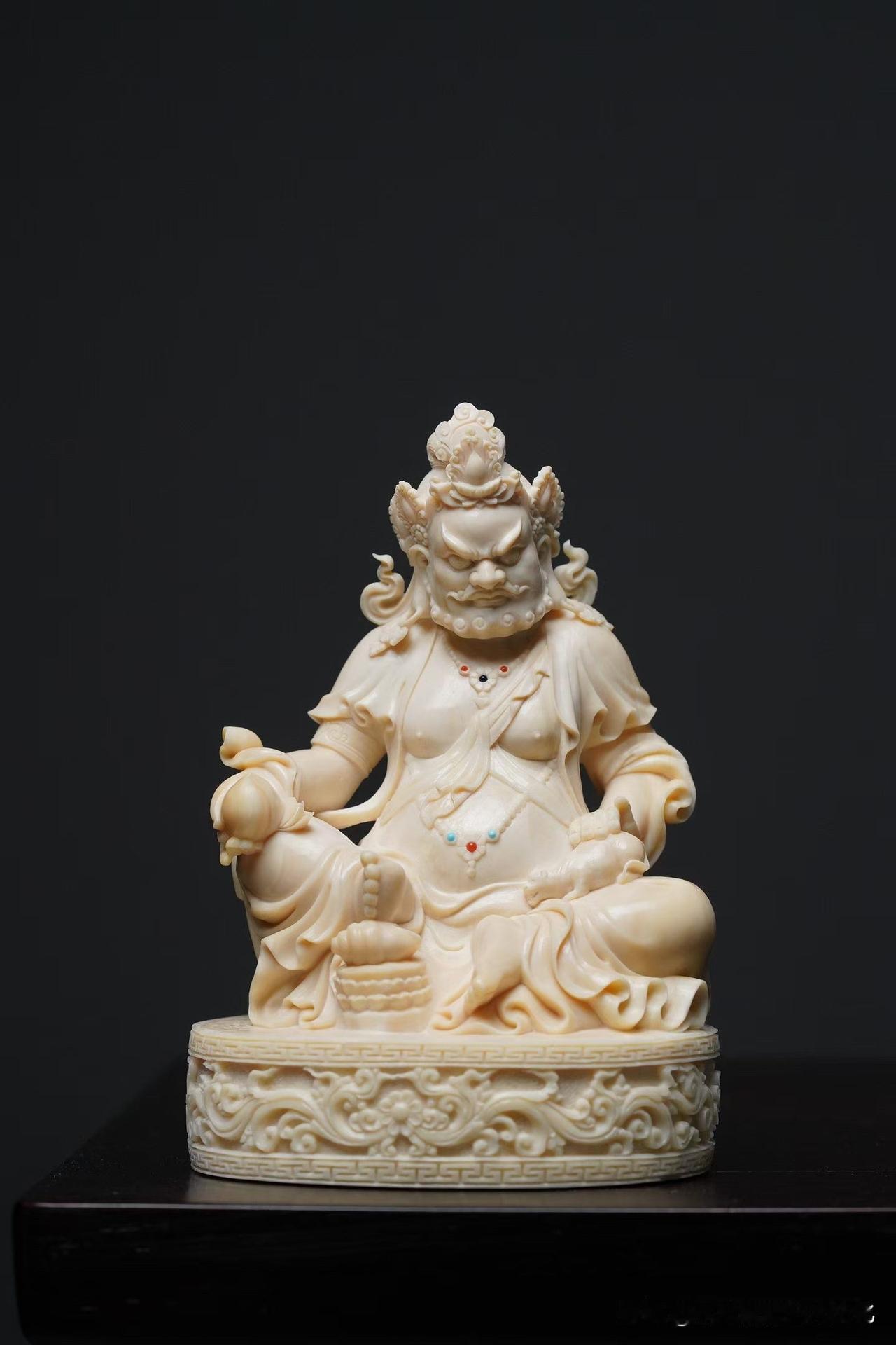 很多人喜欢黄财神，其实未必只是为了“招财”。真正耐看的财神像，看的不是金银