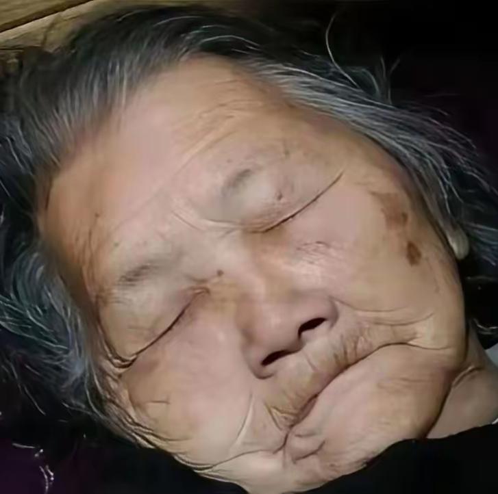 有个82岁老太太，趁家人不备，自个儿在家偷摸喝了点白酒，还吃了几颗头孢。完事儿换