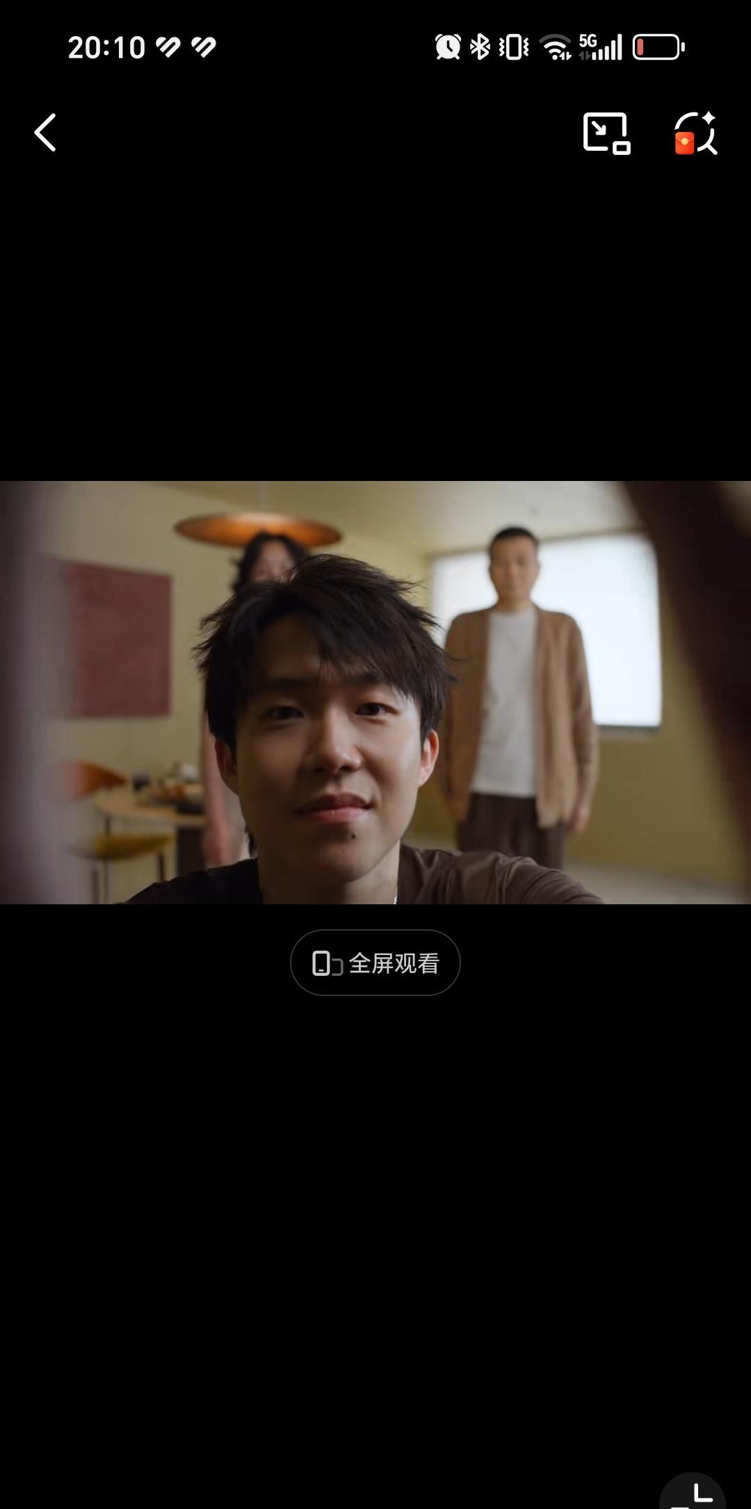 10月6日中秋节王楚钦陪伴爸爸和妈妈一起玩，王楚钦爸爸感觉瘦了很多，身体看着很单